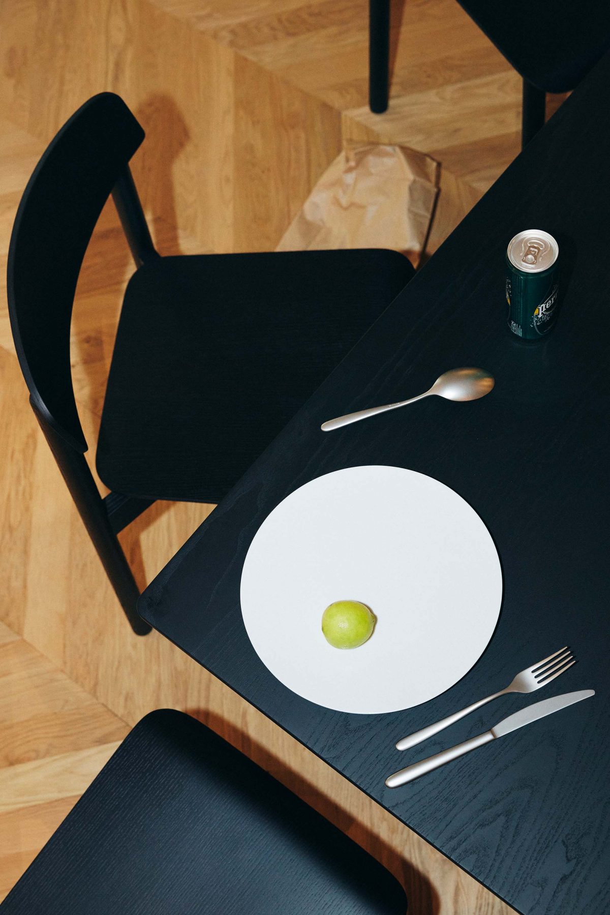 STATTMANN bei CØR STUDIO, PROFILE CHAIR und TABLE in Esche BLACKBLUE