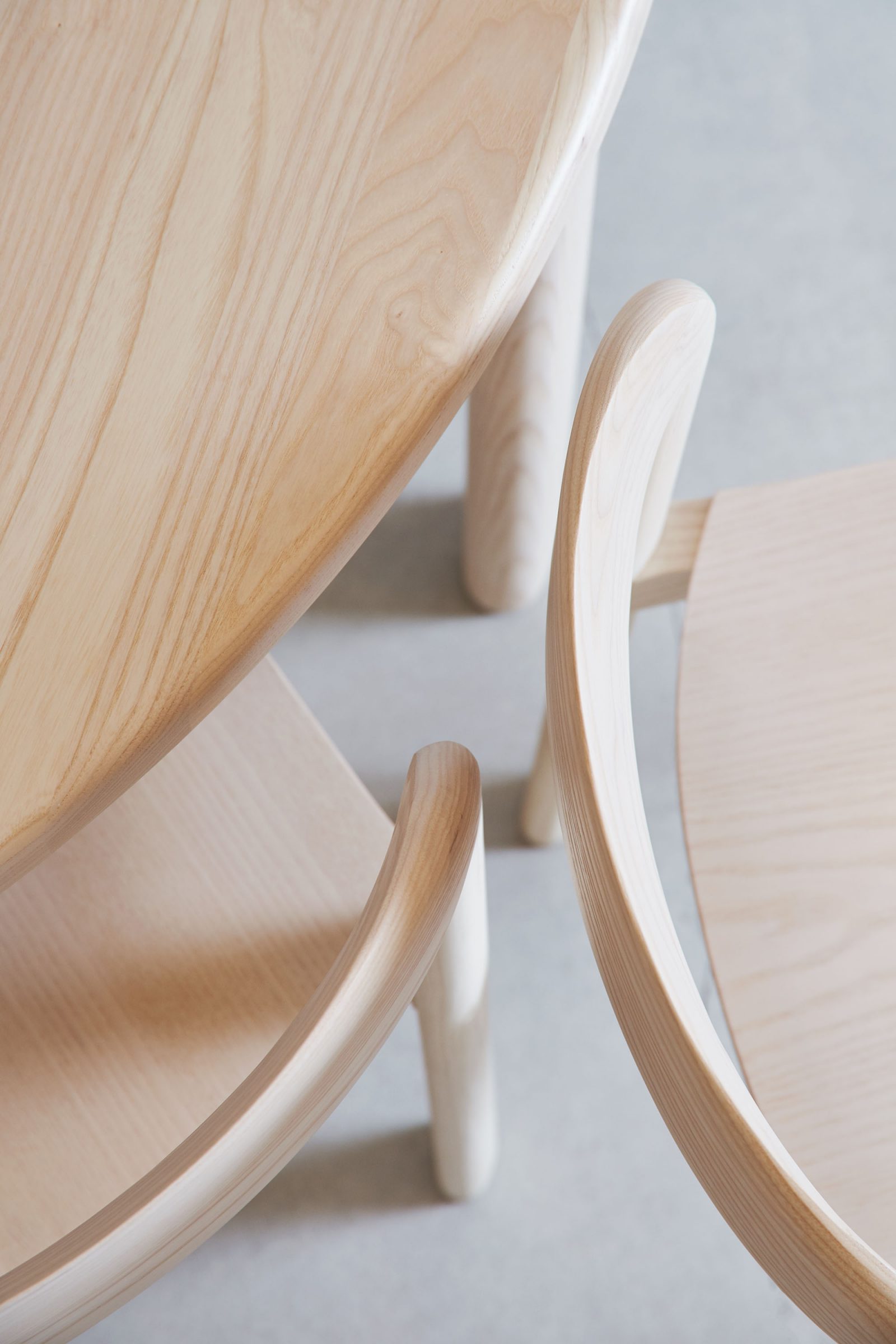 Curv Chair and Curv Table Round seen from above. Ash natural..